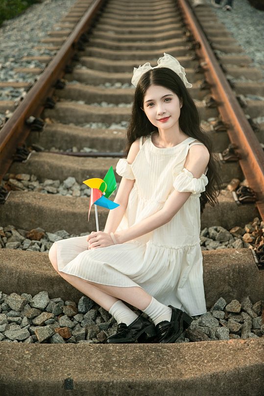 露肩短袖连衣裙夏季稻田女生人物摄影图片-众图网