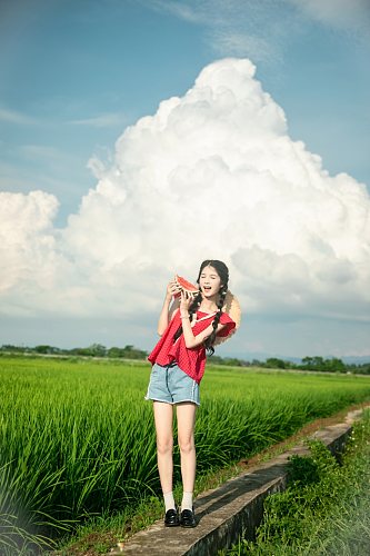 系带蝴蝶结吊带夏季稻田女生人物摄影图片