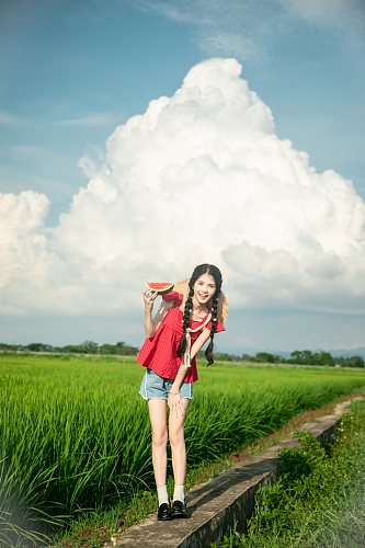 系带蝴蝶结吊带夏季稻田女生人物摄影图片