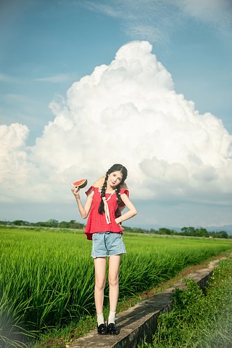 系带蝴蝶结吊带夏季稻田女生人物摄影图片