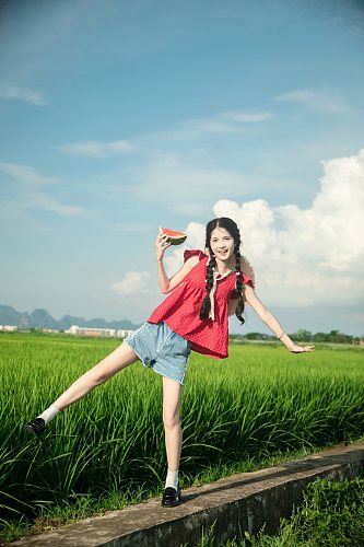 系带蝴蝶结吊带夏季稻田女生人物摄影图片