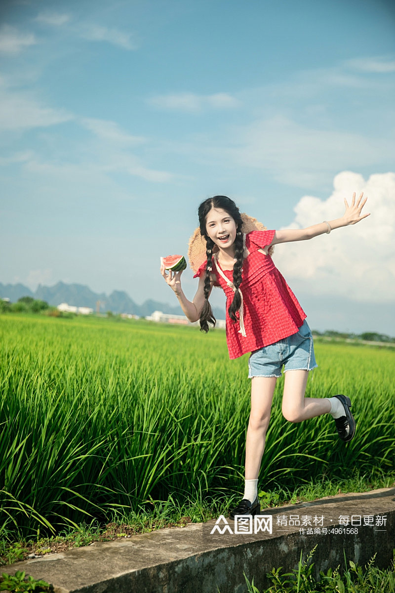 系带蝴蝶结吊带夏季稻田女生人物摄影图片素材