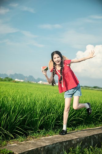 系带蝴蝶结吊带夏季稻田女生人物摄影图片