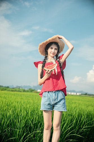 系带蝴蝶结吊带夏季稻田女生人物摄影图片