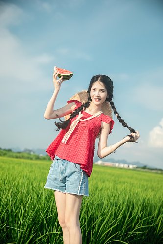 系带蝴蝶结吊带夏季稻田女生人物摄影图片