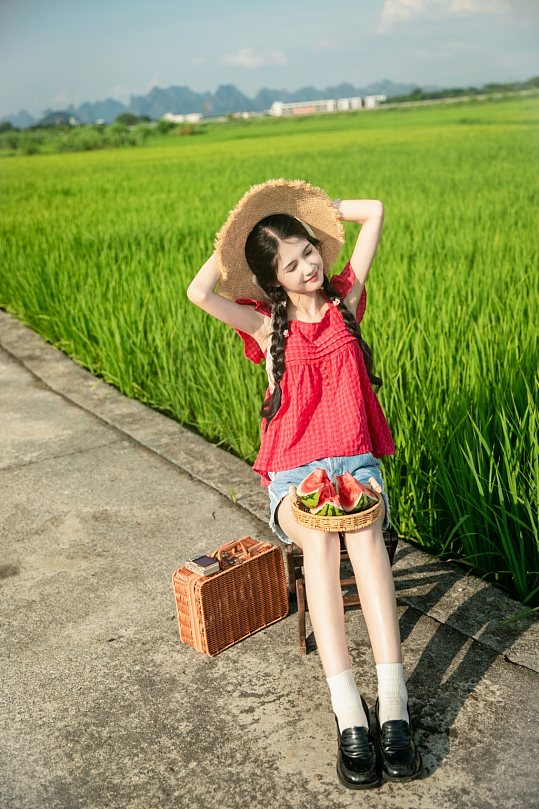 系带蝴蝶结吊带夏季稻田女生人物摄影图片