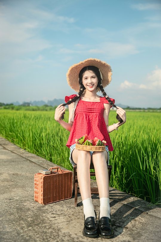 系带蝴蝶结吊带夏季稻田女生人物摄影图片-众图网
