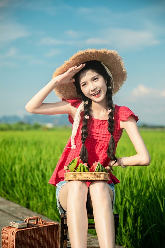 系带蝴蝶结吊带夏季稻田女生人物摄影图片