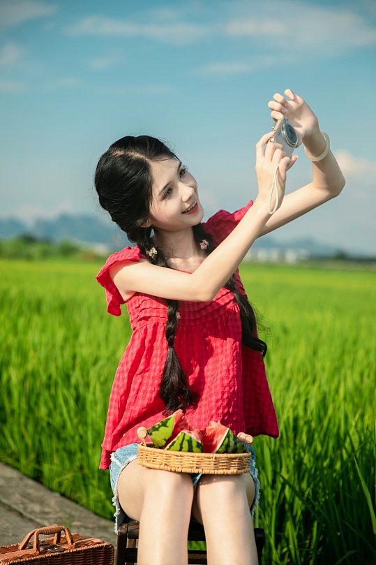 系带蝴蝶结吊带夏季稻田女生人物摄影图片