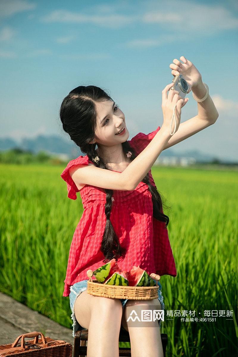 系带蝴蝶结吊带夏季稻田女生人物摄影图片素材