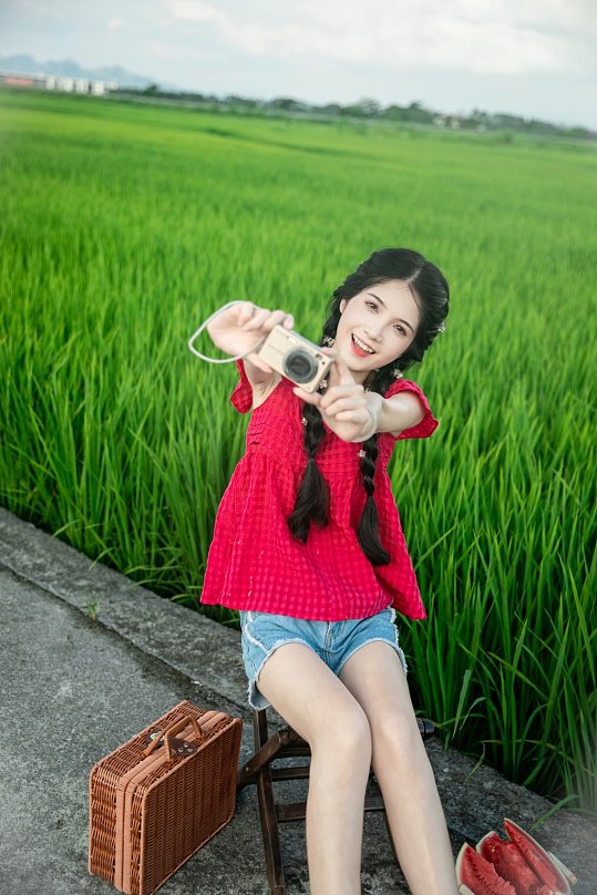 系带蝴蝶结吊带夏季稻田女生人物摄影图片