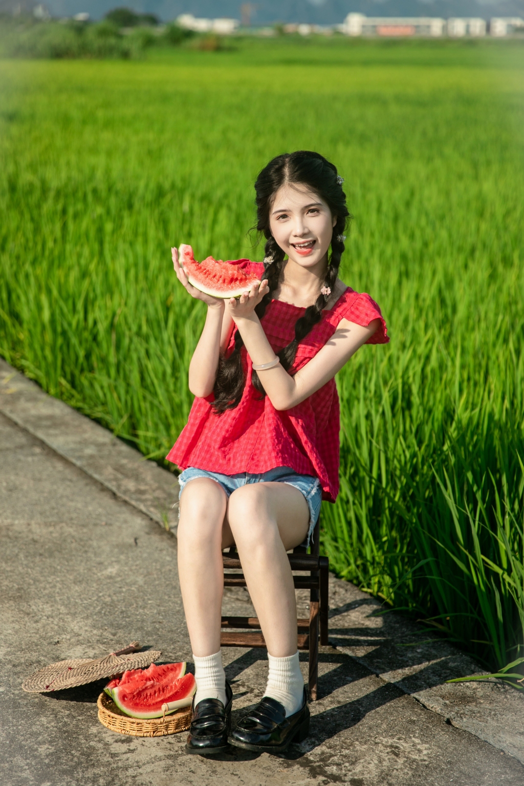 系帶蝴蝶結(jié)吊帶夏季稻田女生人物攝影圖片素材