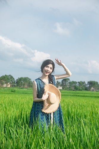 连衣裙夏季稻田女生美女人物摄影图片