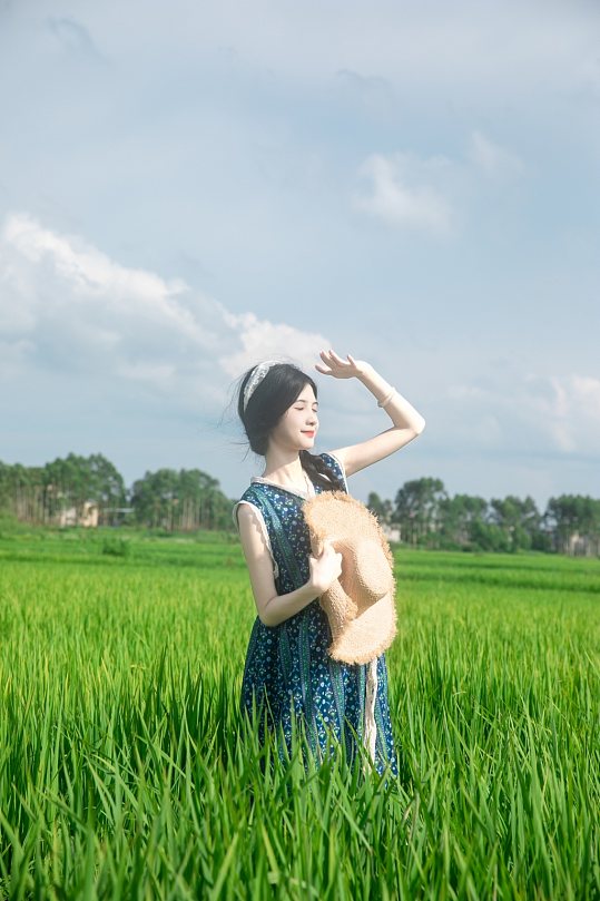 连衣裙夏季稻田女生美女人物摄影图片-众图网