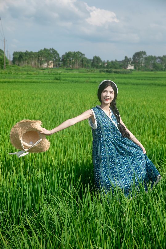 连衣裙夏季稻田女生美女人物摄影图片-众图网