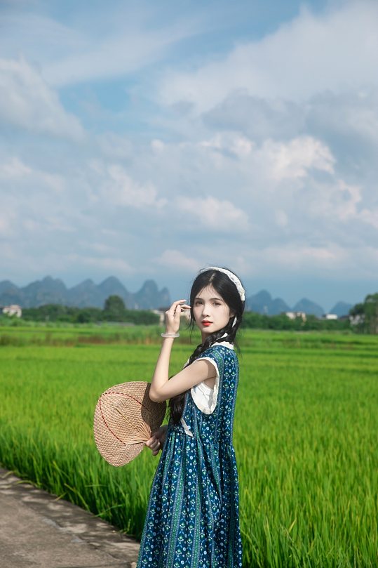 连衣裙夏季稻田女生美女人物摄影图片