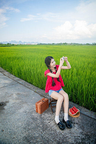 夏日红衣青春少女稻田人物摄影图片