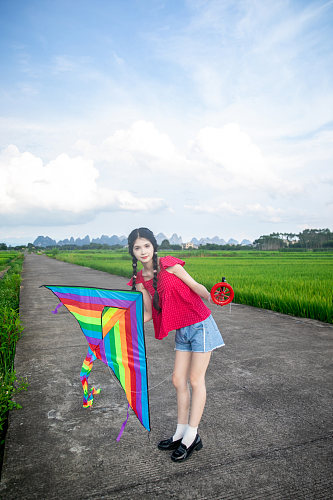 夏日红衣青春少女稻田人物摄影图片