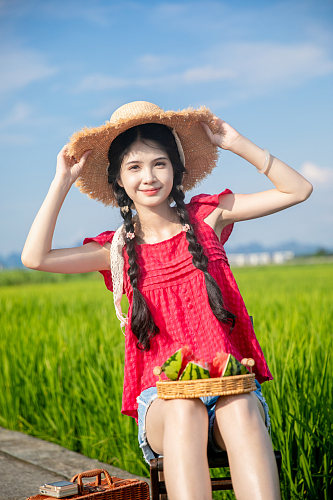 夏日红衣青春少女稻田人物摄影图片