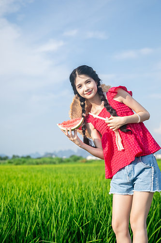 夏日红衣青春少女稻田人物摄影图片