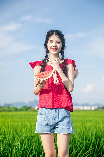 夏日红衣青春少女稻田人物摄影图片