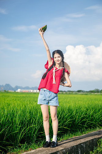 夏日红衣青春少女稻田人物摄影图片