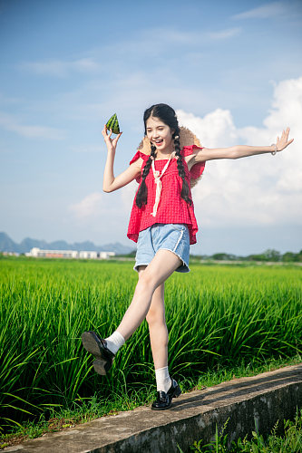 夏日红衣青春少女稻田人物摄影图片