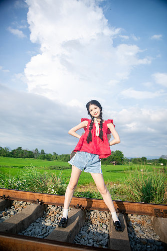 夏日红衣青春少女稻田人物摄影图片