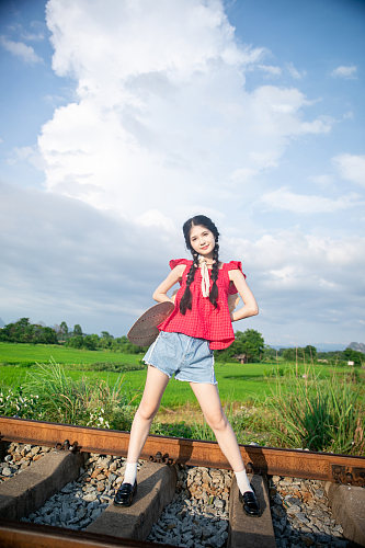 夏日红衣青春少女稻田人物摄影图片