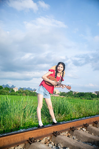 夏日红衣青春少女稻田人物摄影图片