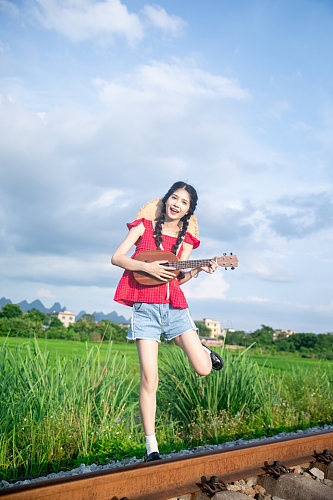 夏日红衣青春少女稻田人物摄影图片