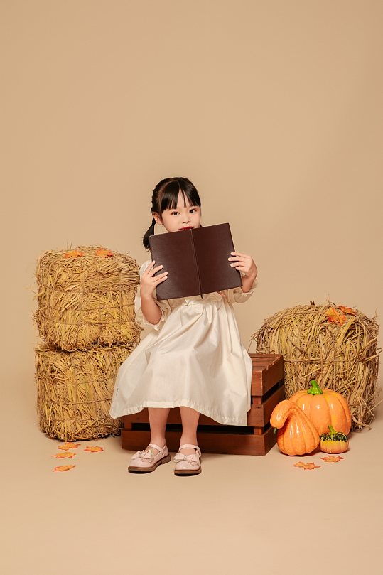 秋季碎花连衣裙儿童人物摄影图片