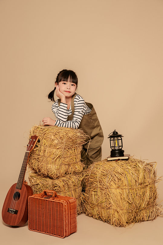 秋季背带裤儿童人物摄影图片-众图网