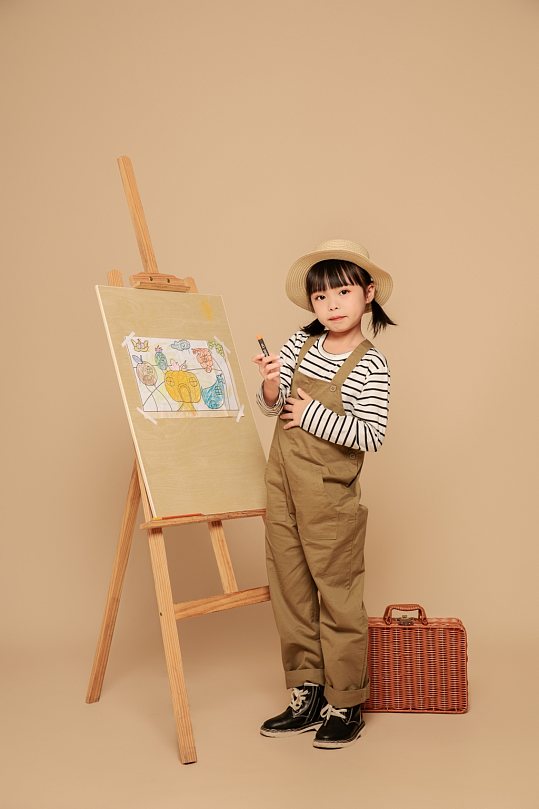 秋季背带裤绘画儿童人物摄影图片-众图网