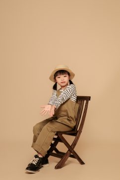 秋季背带裤儿童人物摄影图片