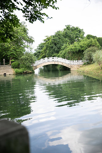 河上拱桥风景景点摄影图片