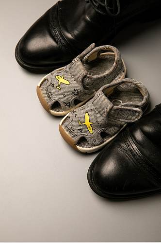 灰色背景父亲节皮鞋童鞋物品摄影图片