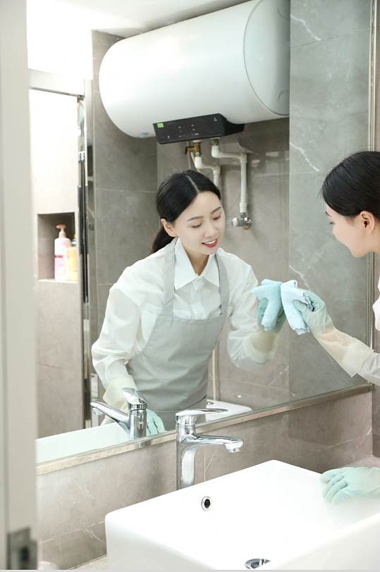 酒店清洁工家政保洁服务人物摄影图