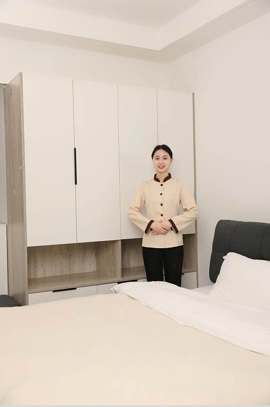 酒店清洁工家政保洁服务人物摄影图