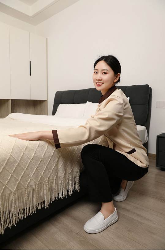 酒店清洁工家政保洁服务人物摄影图