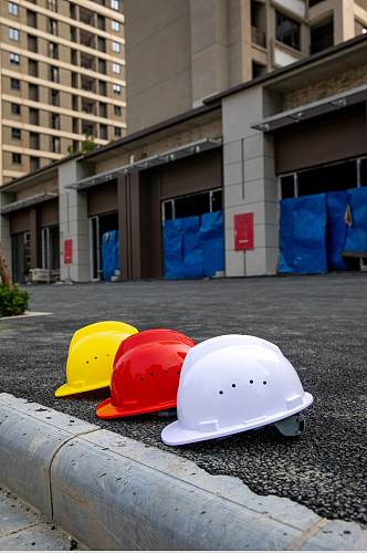建筑工地安全帽工地物品摄影图片
