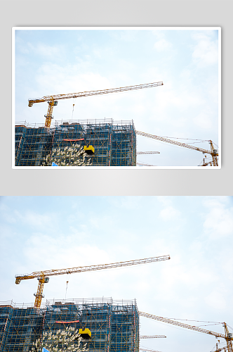 蓝天工地高架塔式起重机摄影图片