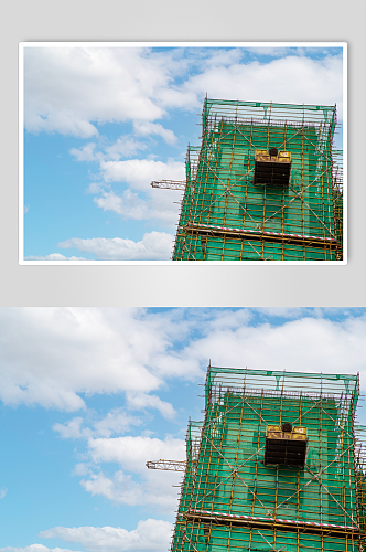 蓝天工地高架吊机防尘网摄影图片