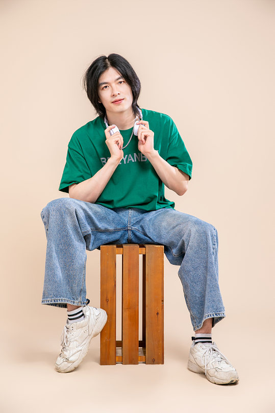 绿色T恤夏季徒步旅行男生人物摄影图片-众图网