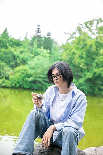 蓝色衬衫夏季徒步旅行男生人物摄影图片