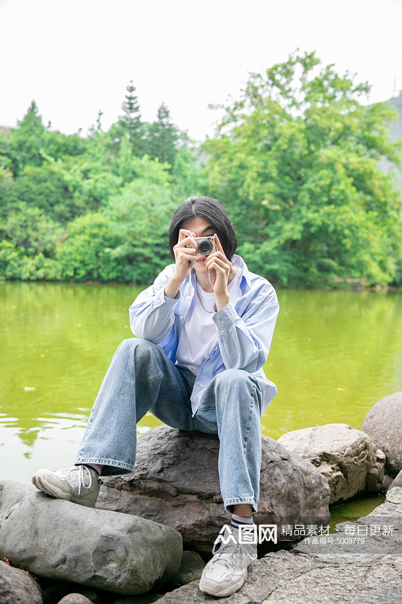 蓝色衬衫夏季徒步旅行男生人物摄影图片素材