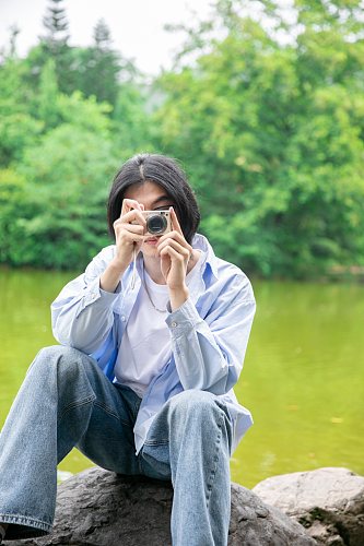 蓝色衬衫夏季徒步旅行男生人物摄影图片