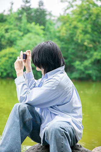 蓝色衬衫夏季徒步旅行男生人物摄影图片