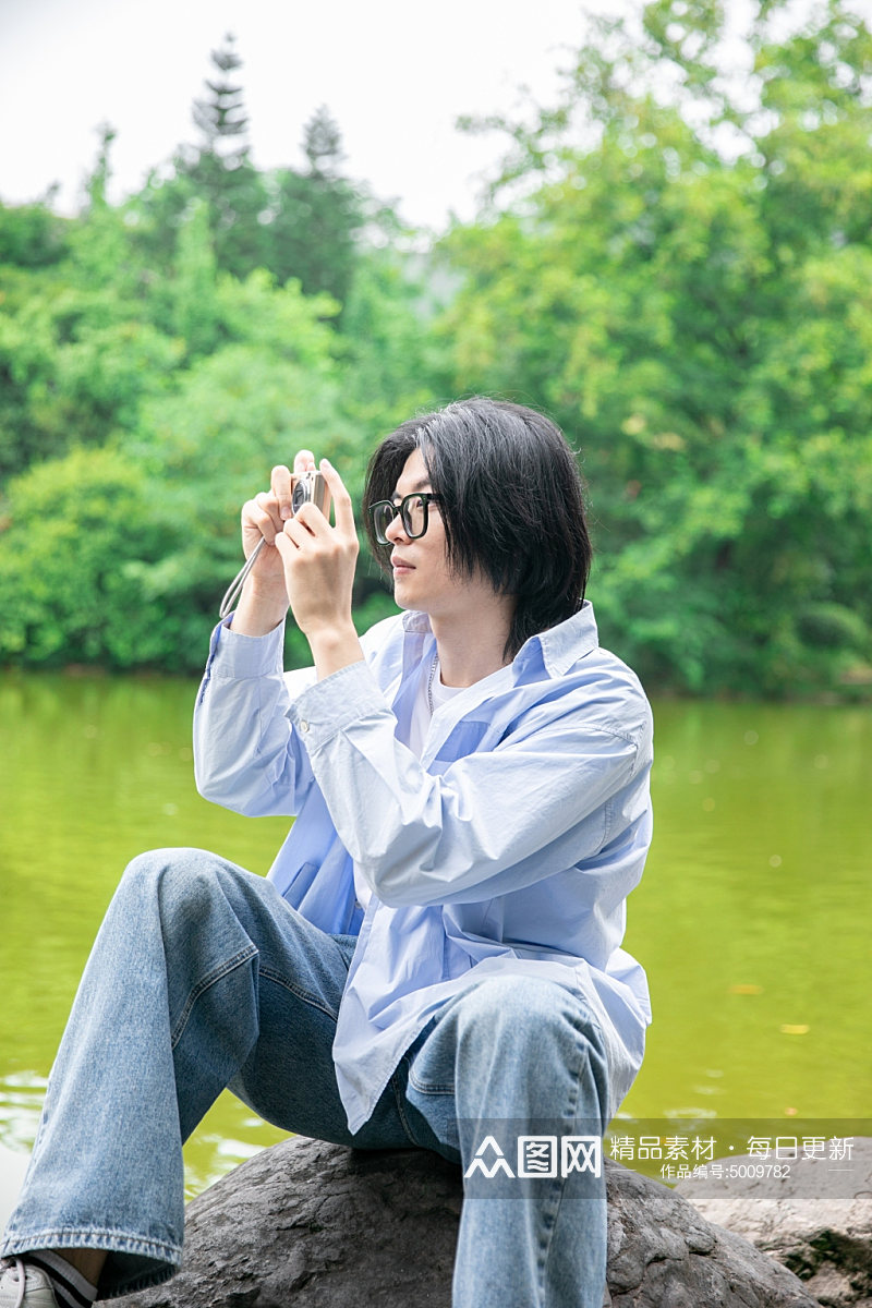 蓝色衬衫夏季徒步旅行男生人物摄影图片素材