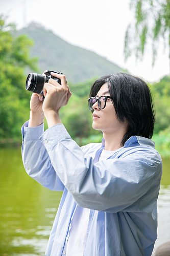 蓝色衬衫夏季徒步旅行男生人物摄影图片